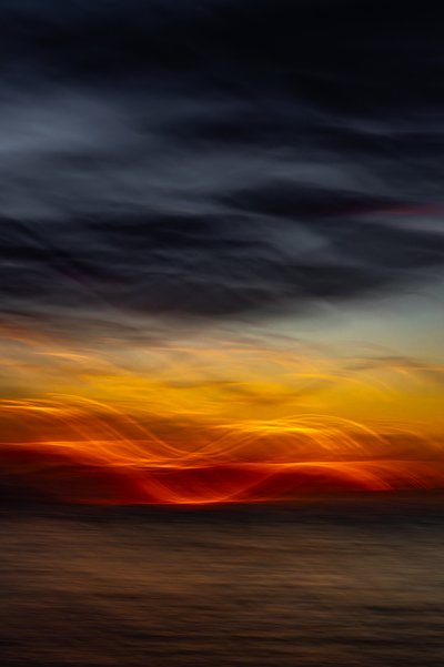 Una puesta de sol vibrante en el océano de Franco Tessarolo