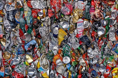 Latas aplastadas de colores vivos de Francois Casanova