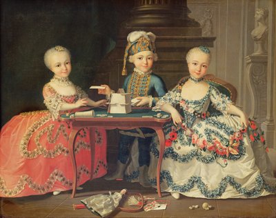 Retrato de grupo de un niño y dos niñas construyendo una casa de cartas con otros juegos en la mesa de Francois Hubert Drouais