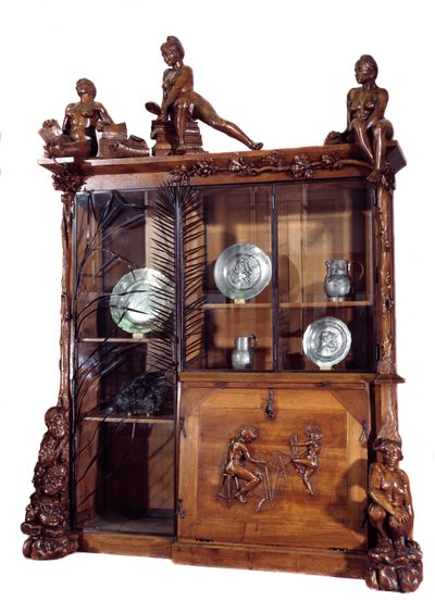 Mobiliario: librero de nogal y hierro forjado hecho por François Hubert Carabin 1890. Museo de Orsay, París de Francois Rupert Carabin