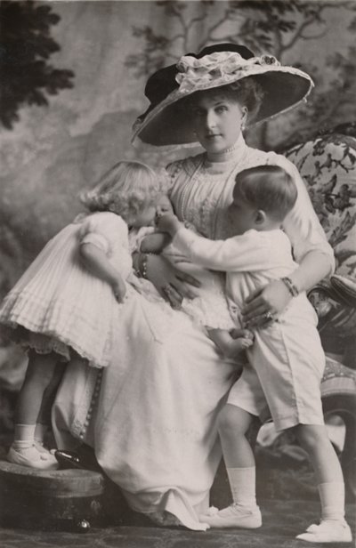 Reina Victoria de España con el Príncipe Alfonso, la Princesa María Cristina y la Princesa Beatriz de Frank Arthur Swaine