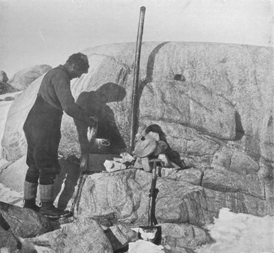 Forde cocinando foca-frita en la estufa de grasa en Cabo Roberts, c1911, 1913 de Frank Debenham