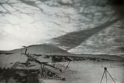 La Sombra del Monte Erebus en las Nubes, septiembre 1911, 1913 de Frank Debenham