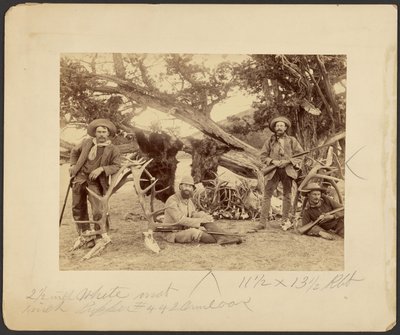 Fiesta de Lispenard Stewart, #6 - 5th Ave., N.Y. con trofeos junto a un viejo cedro, Mammoth Hot Springs, Parque Nacional de Yellowstone de Frank Jay Haynes