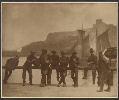 [Pescadores de Whitby en la valla del muelle] de Frank Meadow Sutcliffe