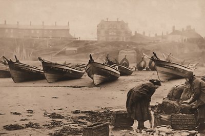 Mujeres cargando pescado en cestas desde los barcos de pesca, puerto de Whitby de Frank Meadow Sutcliffe