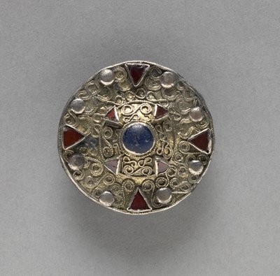 Broche de disco filigrana con jefe central, finales de los 600s de Frankish School