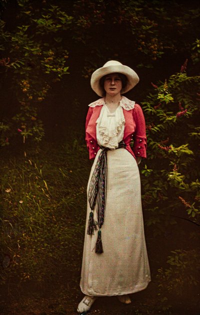 Retrato autocromo en color de una mujer, probablemente la Sra. F. P. Knott, hacia 1916. de Franklin Price Knott