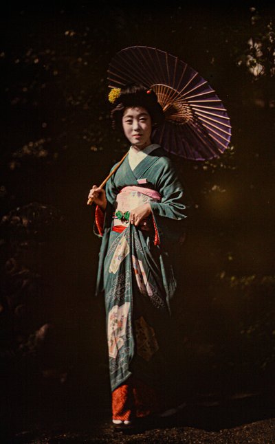 Mujer japonesa sosteniendo una sombrilla y vistiendo un kimono, autocromo temprano en color, c.1916 (foto) de Franklin Price Knott