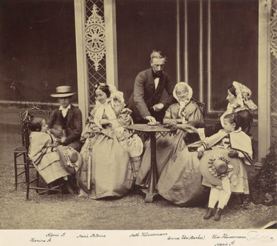 Retrato de grupo de cinco adultos y dos niños en un jardín de Franz Antoine