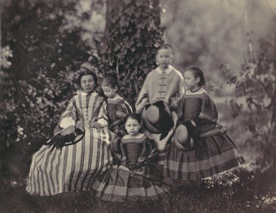 [Dama sentada en vestido a rayas con cuatro niñas] de Franz Antoine
