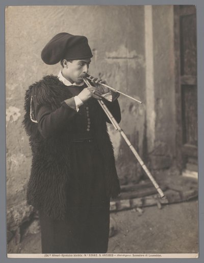 Flautista con casco Suonatore di Launeddas (título sobre objeto) S. Antioco-Sardegna (título de serie sobre objeto) de Fratelli Alinari