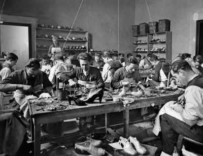 Artesanos trabajando en el estudio del diseñador y fabricante de calzado Ferragamo en Palazzo Feroni, Florencia, 1937 de Fratelli Alinari Fratelli Alinari