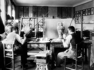 Decoradores en la fábrica Ginori, en Doccia cerca de Florencia, 1937 de Fratelli Alinari Fratelli Alinari
