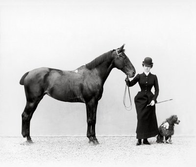 Retrato de la señorita Walsh con un caballo y un caniche en miniatura en Villa di Montefonte, en la zona de Poggio Imperiale de Florencia, c.1890 de Fratelli Alinari Fratelli Alinari