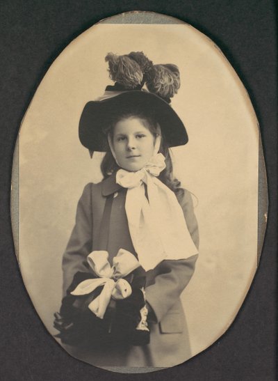 [Chica con traje de paseo con sombrero y manguito], 1890s de Frederick Gutekunst
