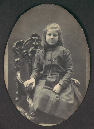 [Niña con Rizos, Sentada, Tres Cuartos de Longitud], 1890s de Frederick Gutekunst