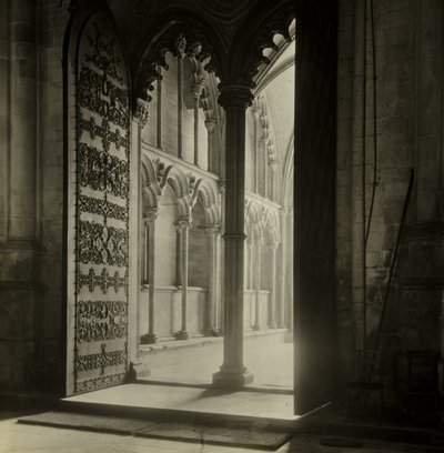 Catedral de Ely: Pórtico de Galilea desde la Nave de Frederick H. Evans