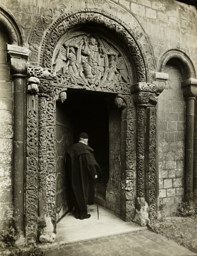 Catedral de Ely: Puerta del Prior, con Bedesman de Frederick H. Evans