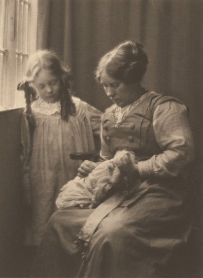 [Sra. Frederick H. Evans, Barbara Evans, y Phyllis la muñeca] de Frederick H. Evans