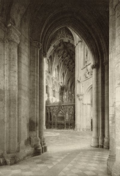 Vista del coro desde el pasillo sur en la catedral de Ely de Frederick Henry Evans