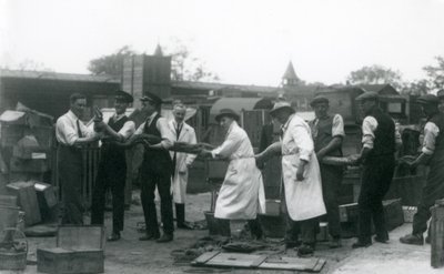Una pitón de 20 pies de largo siendo llevada por once miembros del personal de la Sociedad Zoológica, Zoológico de Londres, junio de 1925 de Frederick William Bond