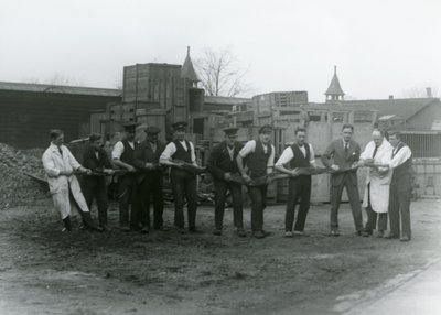 Una pitón de 20 pies de largo siendo llevada por once miembros del personal de la Sociedad Zoológica, Zoológico de Londres, 1924 de Frederick William Bond
