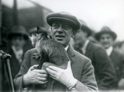 Un mangabey de cresta negra, posiblemente Freckles, con su manejador, participando en una transmisión exterior desde el Zoológico de Londres, 1925 de Frederick William Bond