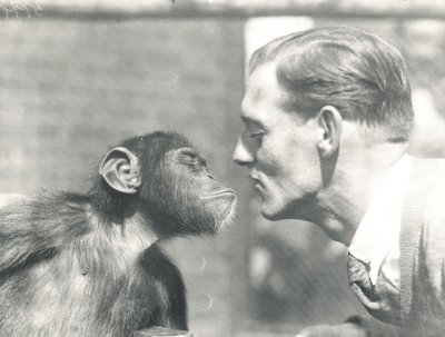 Booboo el chimpancé y John Shelly en el Zoológico de Londres, septiembre de 1927 de Frederick William Bond