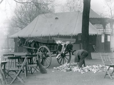 Limpieza después de un día festivo en el Zoológico de Londres en 1924 (foto en blanco y negro) de Frederick William Bond