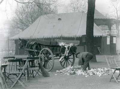 Limpieza después de un día festivo en el Zoológico de Londres en 1924 de Frederick William Bond