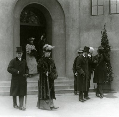 El rey Jorge V y la reina María en el acuario del zoológico de Londres, 1924 de Frederick William Bond