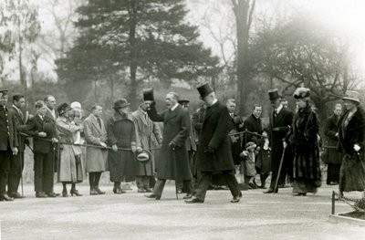 Rey Jorge V saludando a las multitudes en el Zoológico de Londres durante la inauguración del Acuario, abril de 1924 de Frederick William Bond