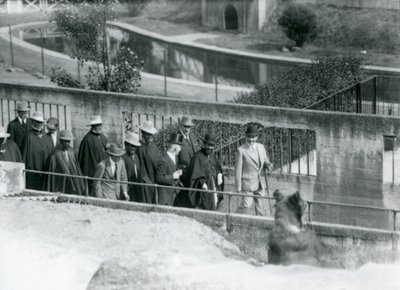 Sir Peter Chalmers Mitchell, con el Regente Etíope Haile Selassie y su Séquito, Observando un Oso Pardo en las Terrazas Mappin, Zoológico de Londres, 1924 de Frederick William Bond