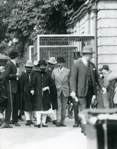 Sir Peter Chalmers Mitchell, con el Regente Etíope Haile Selassie y su Séquito, Zoológico de Londres, 1924 de Frederick William Bond
