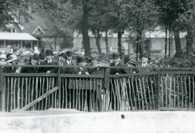 El rey de Italia, Víctor Manuel III, visitando el Zoológico de Londres en 1924 de Frederick William Bond