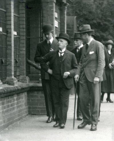 El Rey de Italia, Víctor Manuel III, Visitando el Zoológico de Londres en 1924 de Frederick William Bond