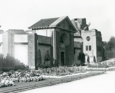 La Casa de los Reptiles en el Zoológico de Londres en 1928 con parterres formales a lo largo de los caminos hacia la entrada (foto en blanco y negro) de Frederick William Bond