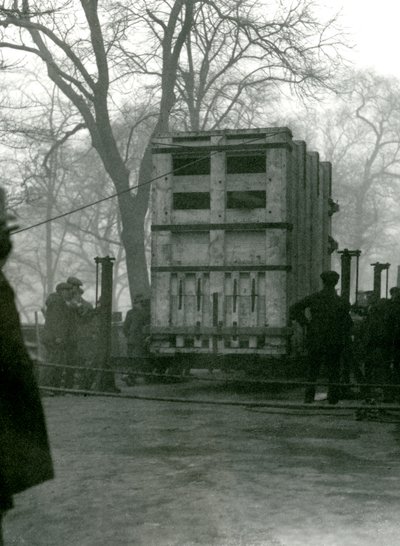 Transportando a la elefanta asiática Lukhi, en una caja de madera, zoológico de Londres, 1923 de Frederick William Bond