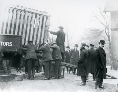 Descarga del rinoceronte indio recién llegado, Zoológico de Londres de Frederick William Bond