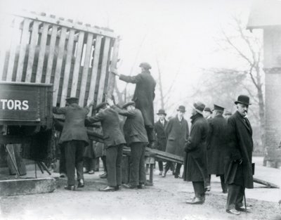 Descarga del rinoceronte indio recién llegado, Zoológico de Londres, 1924 de Frederick William Bond