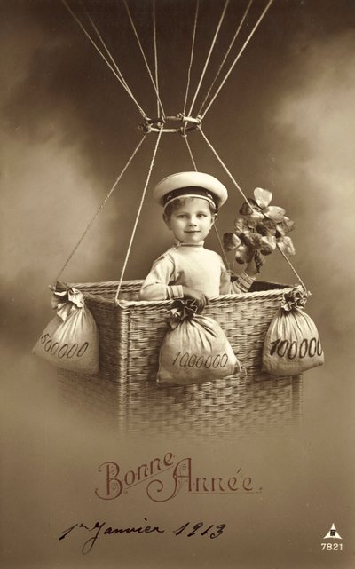 Tarjeta de Año Nuevo de 1913, con niño ascendiendo en un globo, con mucho dinero como lastre de French Photographer