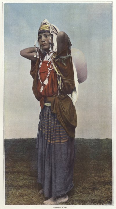 Una mujer portadora de agua en Túnez de French Photographer