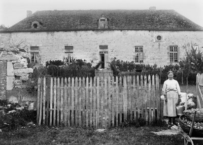 Campesina frente a su granja, en las cercanías de Bourmont de French Photographer