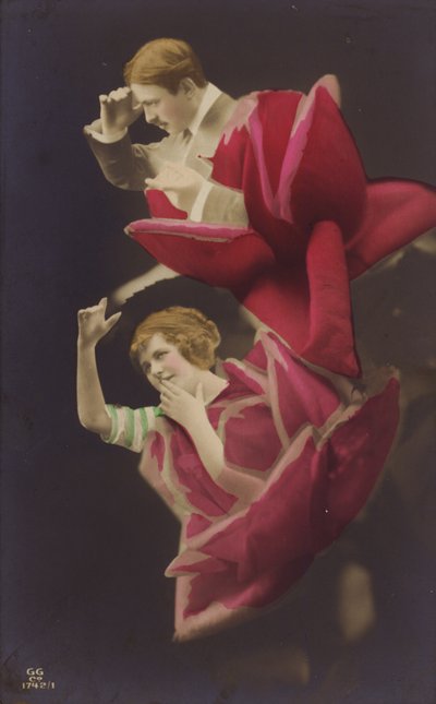 Una mujer y un hombre emergen de una rosa de French Photographer