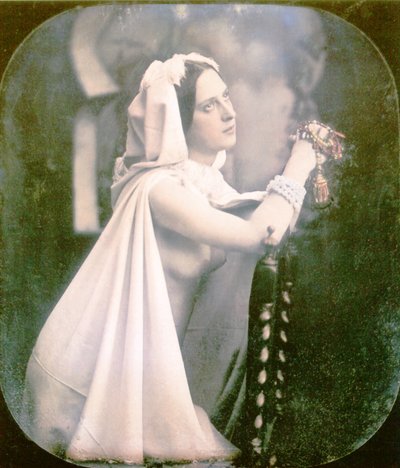Una mujer arrodillada en una silla rezando, 1850 de French Photographer
