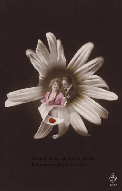 Una pareja joven en el centro de una flor con una mariquita de French Photographer