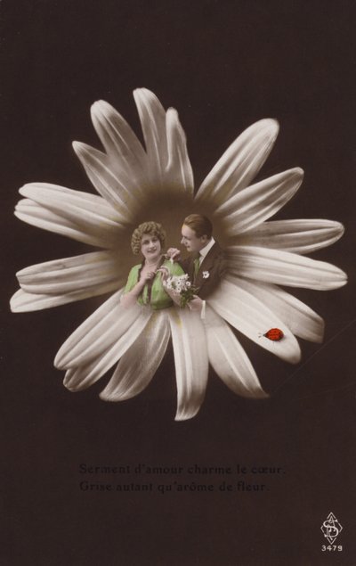 Una pareja joven en el centro de una flor con una mariquita de French Photographer