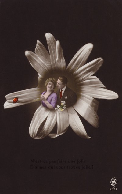 Una pareja joven en el centro de una flor con una mariquita de French Photographer
