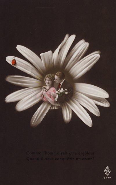 Una pareja joven en el centro de una flor con una mariquita de French Photographer